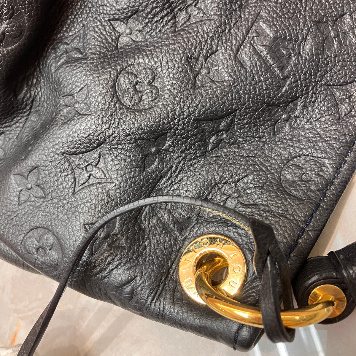 Louis Vuitton Artsy Black MM Bag
