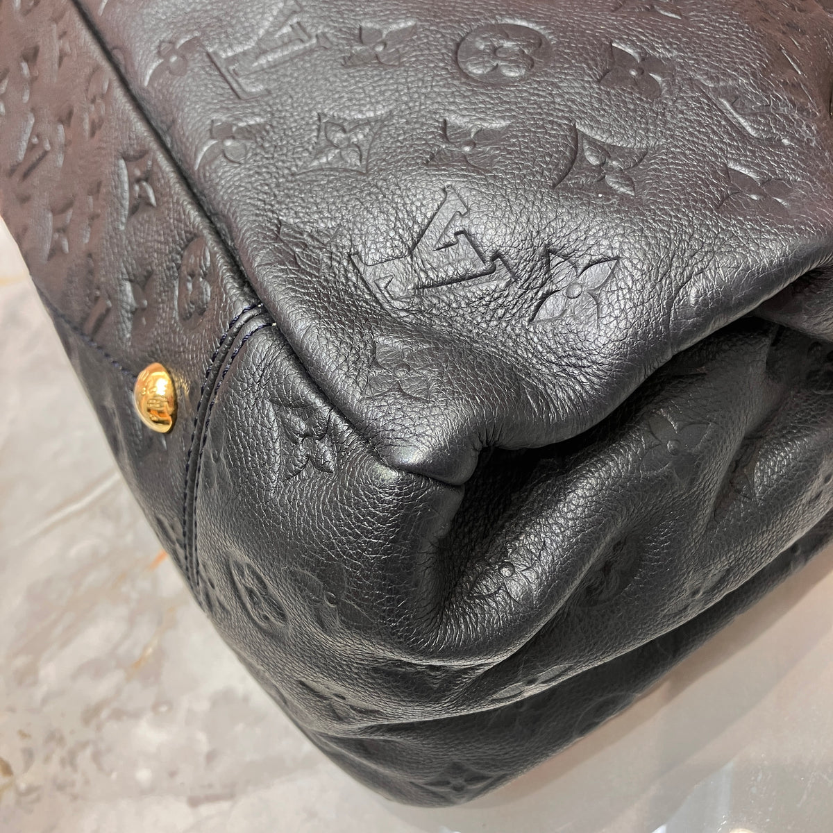 Louis Vuitton Artsy Black MM Bag