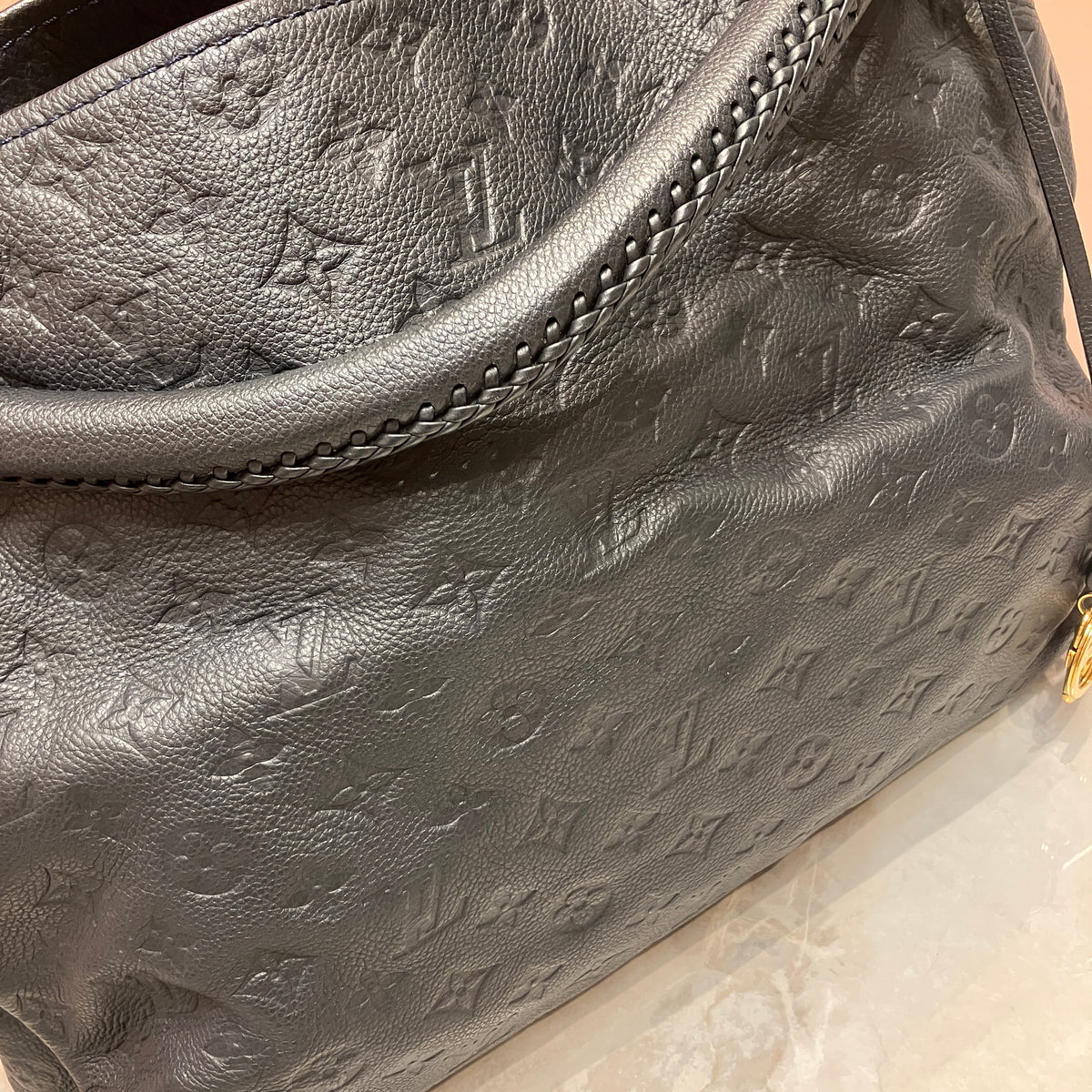 Louis Vuitton Artsy Black MM Bag