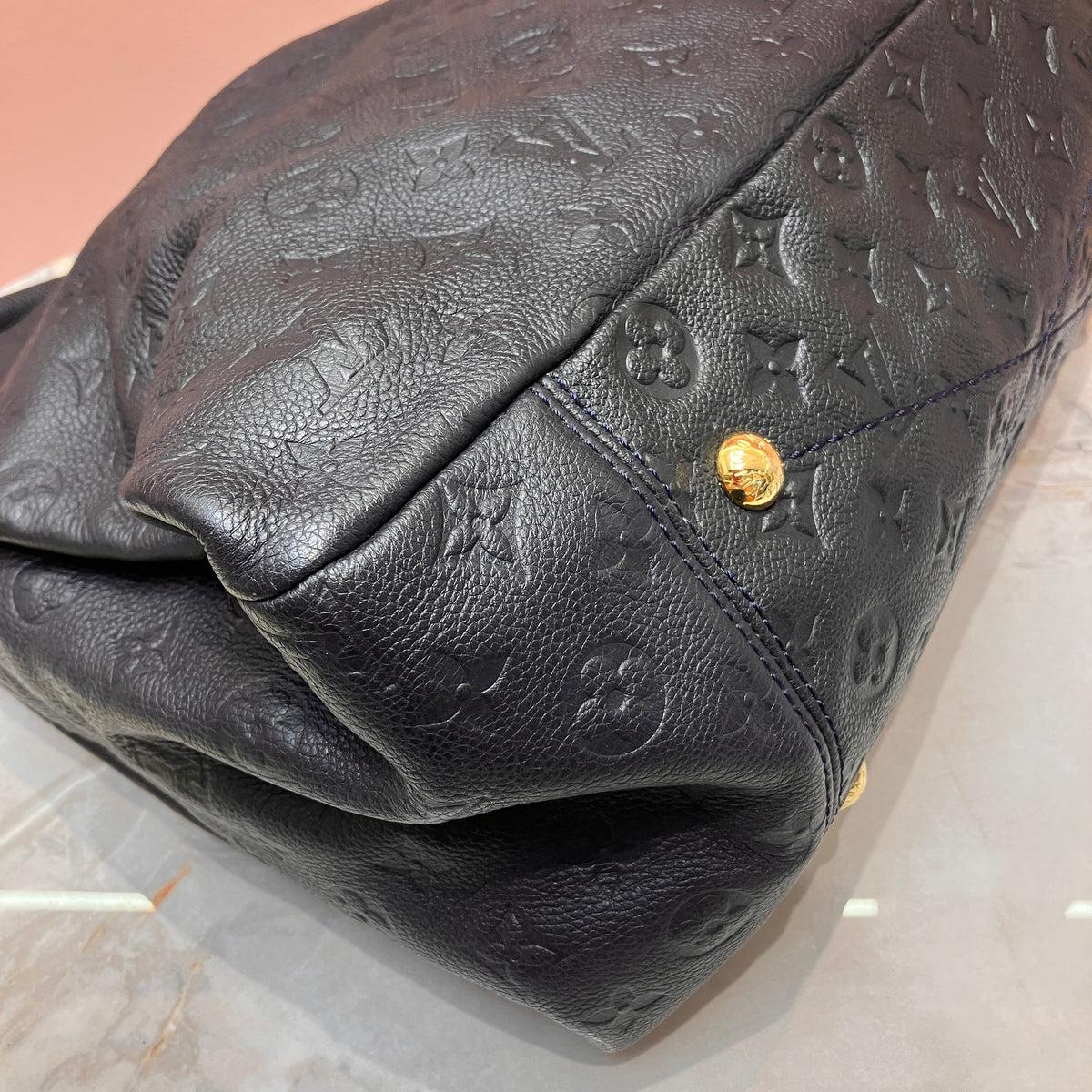 Louis Vuitton Artsy Black MM Bag
