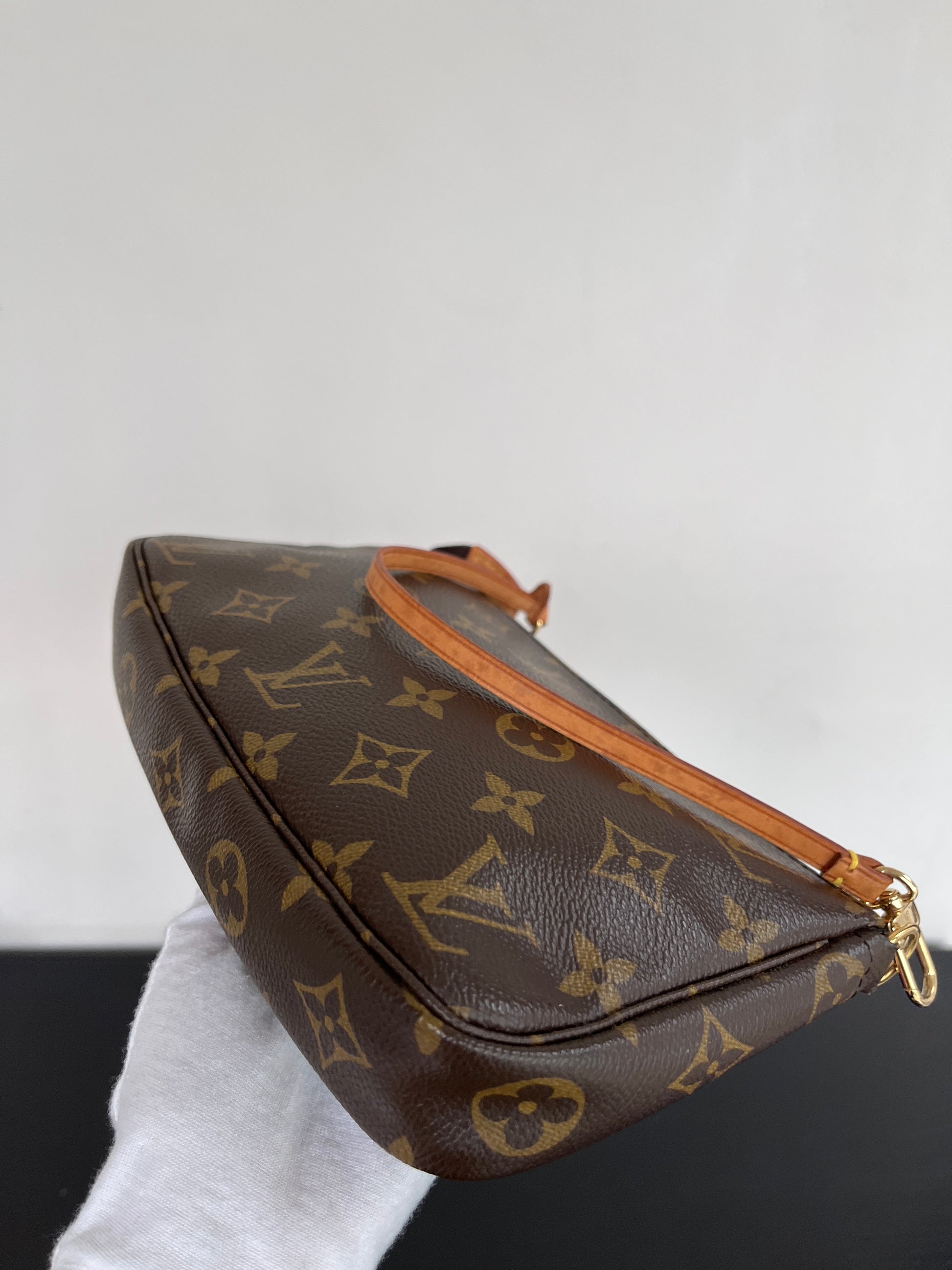 Louis Vuitton Preloved Monogram Pochette 